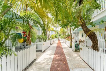 A Place In Paradise By Avantstay Key West Walkable W/ Shared Pool Week Long Stays Only