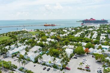 A Place In Paradise By Avantstay Key West Walkable W/ Shared Pool Week Long Stays Only