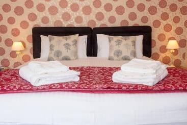 تختخواب و صبحانه Forest Side Guest House