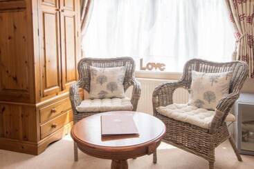 تختخواب و صبحانه Forest Side Guest House