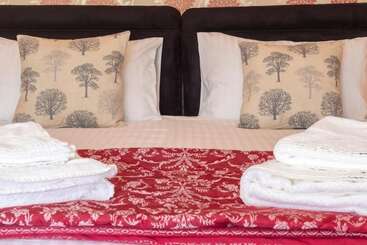 تختخواب و صبحانه Forest Side Guest House