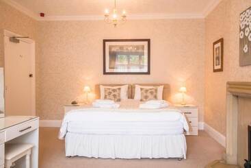 تختخواب و صبحانه Forest Side Guest House
