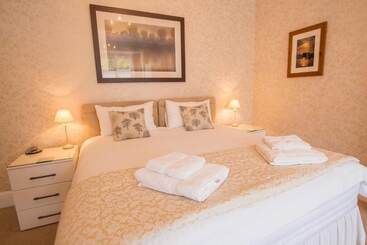 تختخواب و صبحانه Forest Side Guest House