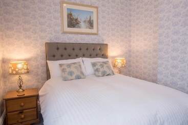 تختخواب و صبحانه Forest Side Guest House