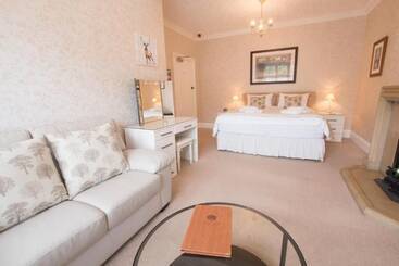 تختخواب و صبحانه Forest Side Guest House