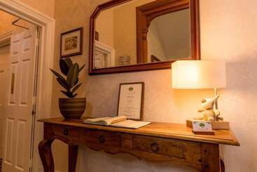 تختخواب و صبحانه Forest Side Guest House