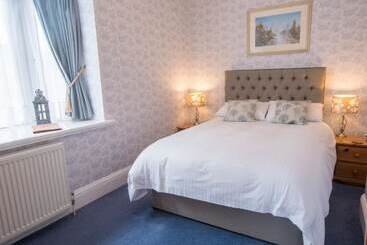 تختخواب و صبحانه Forest Side Guest House