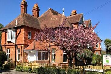 تختخواب و صبحانه Forest Side Guest House
