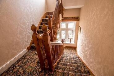 تختخواب و صبحانه Forest Side Guest House