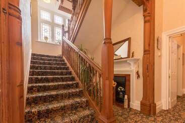 تختخواب و صبحانه Forest Side Guest House