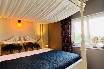 تختخواب و صبحانه Palm View Guesthouse, Adults Only