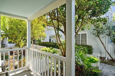 Lavender Jungle By Avantstay Great Location W/ Patio & Shared Pool! Week Long Stays Only