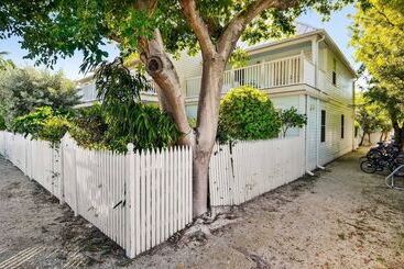 Lavender Jungle By Avantstay Great Location W/ Patio & Shared Pool! Week Long Stays Only
