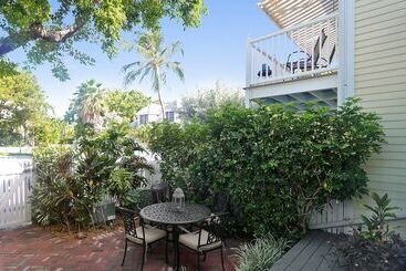 Lavender Jungle By Avantstay Great Location W/ Patio & Shared Pool! Week Long Stays Only