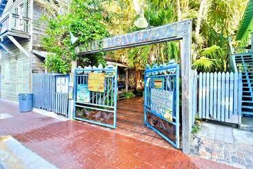 Lavender Jungle By Avantstay Great Location W/ Patio & Shared Pool! Week Long Stays Only
