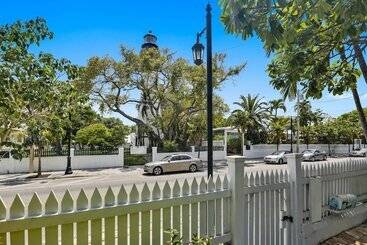 Lighthouse Villa By Avantstay Walk To Southernmost Point W/ Private Pool & Patio Month Long Stays
