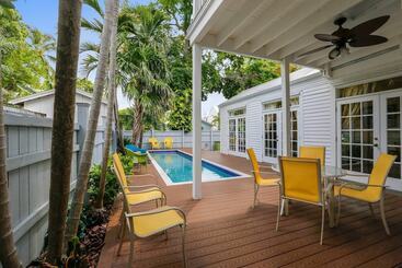 Lighthouse Villa By Avantstay Walk To Southernmost Point W/ Private Pool & Patio Month Long Stays