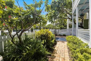 Lighthouse Villa By Avantstay Walk To Southernmost Point W/ Private Pool & Patio Month Long Stays