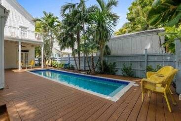 Lighthouse Villa By Avantstay Walk To Southernmost Point W/ Private Pool & Patio Month Long Stays