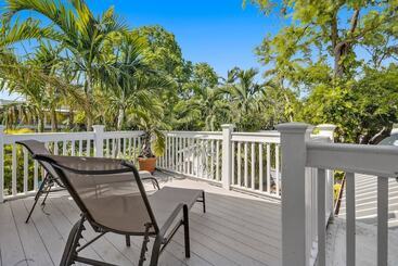 Lighthouse Villa By Avantstay Walk To Southernmost Point W/ Private Pool & Patio Month Long Stays
