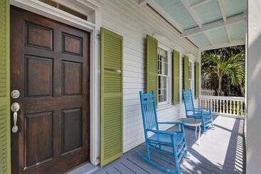 Lighthouse Villa By Avantstay Walk To Southernmost Point W/ Private Pool & Patio Month Long Stays