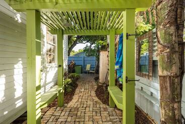 Lighthouse Villa By Avantstay Walk To Southernmost Point W/ Private Pool & Patio Month Long Stays