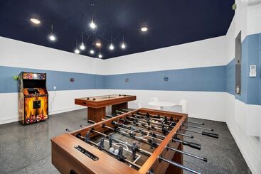Luxury Villa, South Facing Pool! No Rear Neighbors. Themed Rooms, Theatre & Game Room. #8so8956
