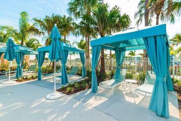Luxury Villa, South Facing Pool! No Rear Neighbors. Themed Rooms, Theatre & Game Room. #8so8956