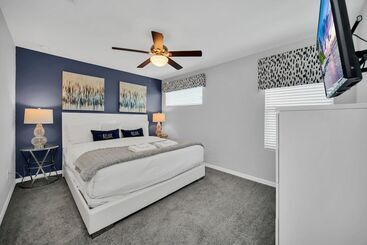 Luxury Villa, South Facing Pool! No Rear Neighbors. Themed Rooms, Theatre & Game Room. #8so8956