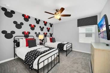 Luxury Villa, South Facing Pool! No Rear Neighbors. Themed Rooms, Theatre & Game Room. #8so8956