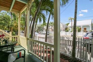 Paradise Place By Avantstay Key West Old Town Condo W/ Shared Pool