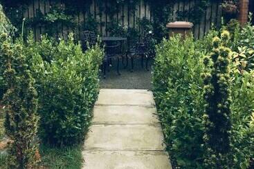 اقامتگاه 3 Bed House In Armagh City
