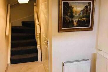 اقامتگاه 3 Bed House In Armagh City