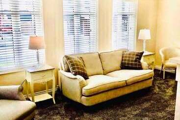 اقامتگاه 3 Bed House In Armagh City