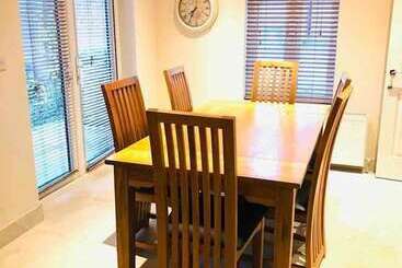 اقامتگاه 3 Bed House In Armagh City