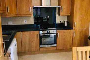 اقامتگاه 3 Bed House In Armagh City