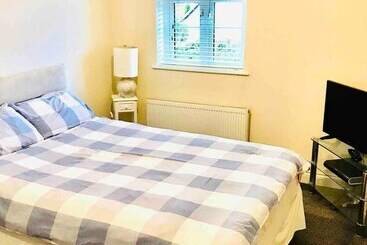 اقامتگاه 3 Bed House In Armagh City