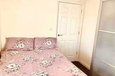 اقامتگاه 3 Bed House In Armagh City