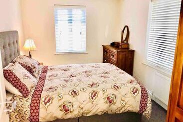 اقامتگاه 3 Bed House In Armagh City