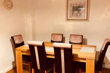 اقامتگاه Beautiful 3 Bed House In Londonderry