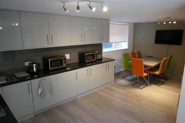 اقامتگاه Immaculate 12 Bed House Good Amenities In Wigan