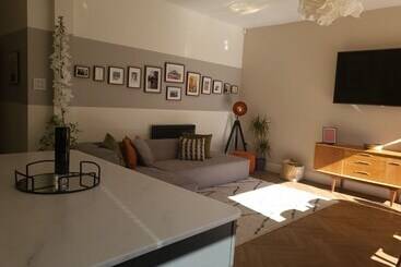 اقامتگاه Remarkable 4 Bed House In Sheffield