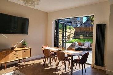 اقامتگاه Remarkable 4 Bed House In Sheffield