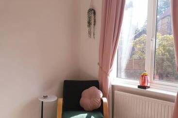 اقامتگاه Remarkable 4 Bed House In Sheffield