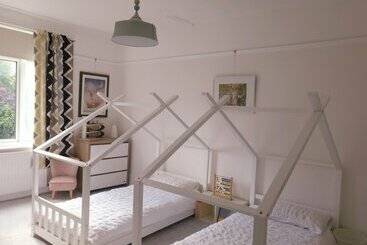 اقامتگاه Remarkable 4 Bed House In Sheffield