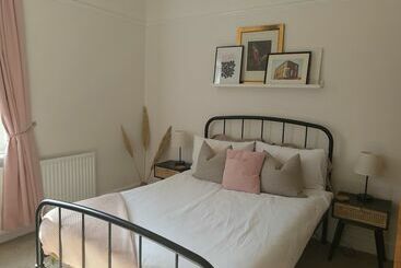 اقامتگاه Remarkable 4 Bed House In Sheffield