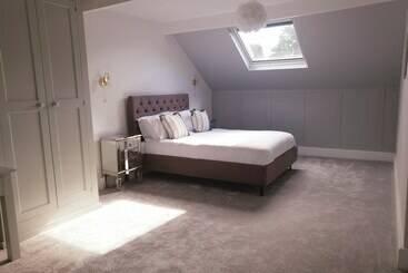 اقامتگاه Remarkable 4 Bed House In Sheffield
