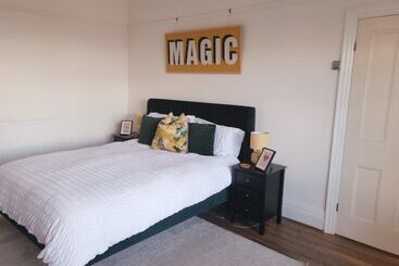 اقامتگاه Remarkable 4 Bed House In Sheffield