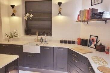 اقامتگاه Remarkable 4 Bed House In Sheffield