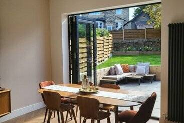 اقامتگاه Remarkable 4 Bed House In Sheffield